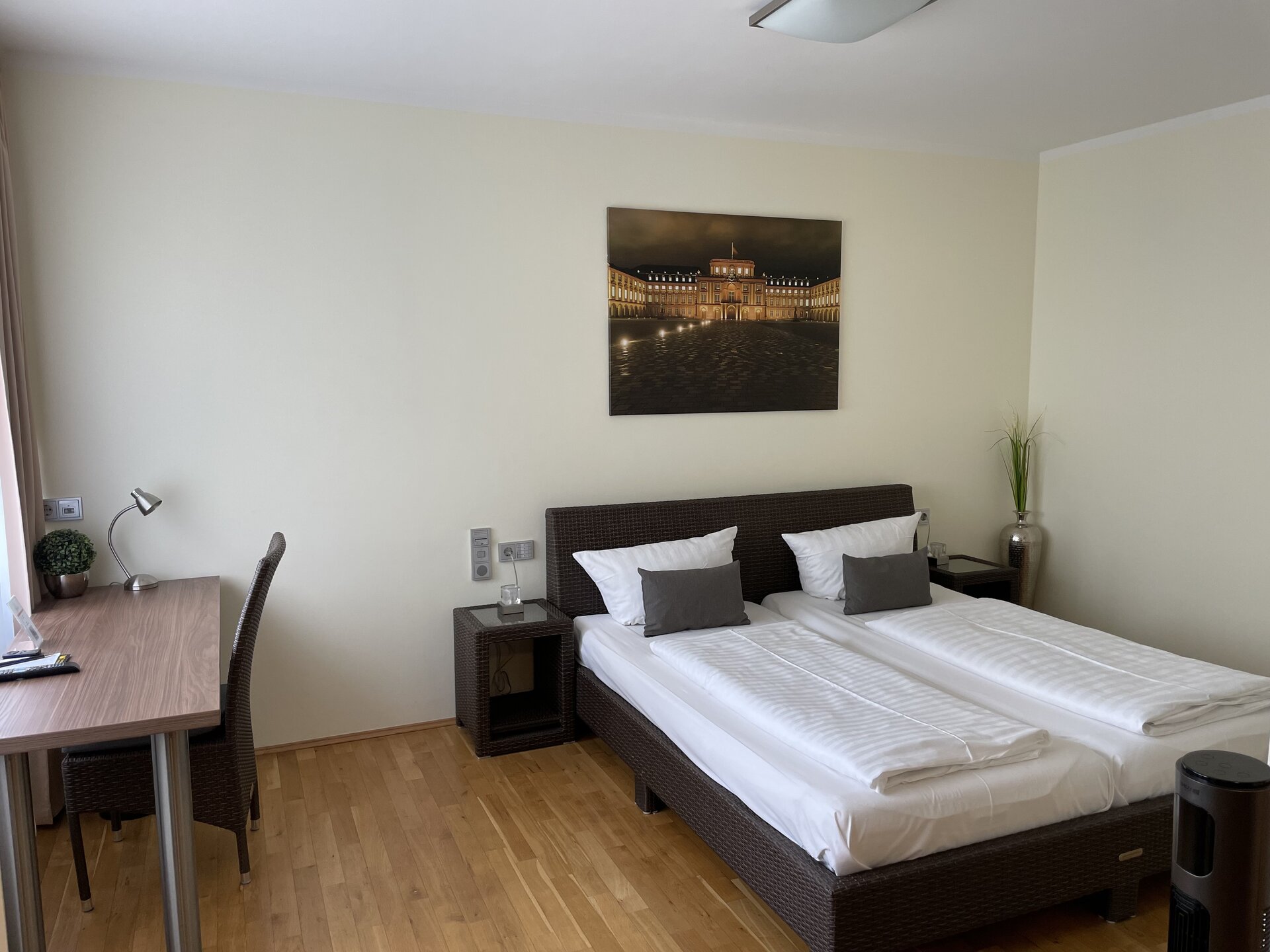 Warm beleuchtetes Studio im Guest House Mannheim