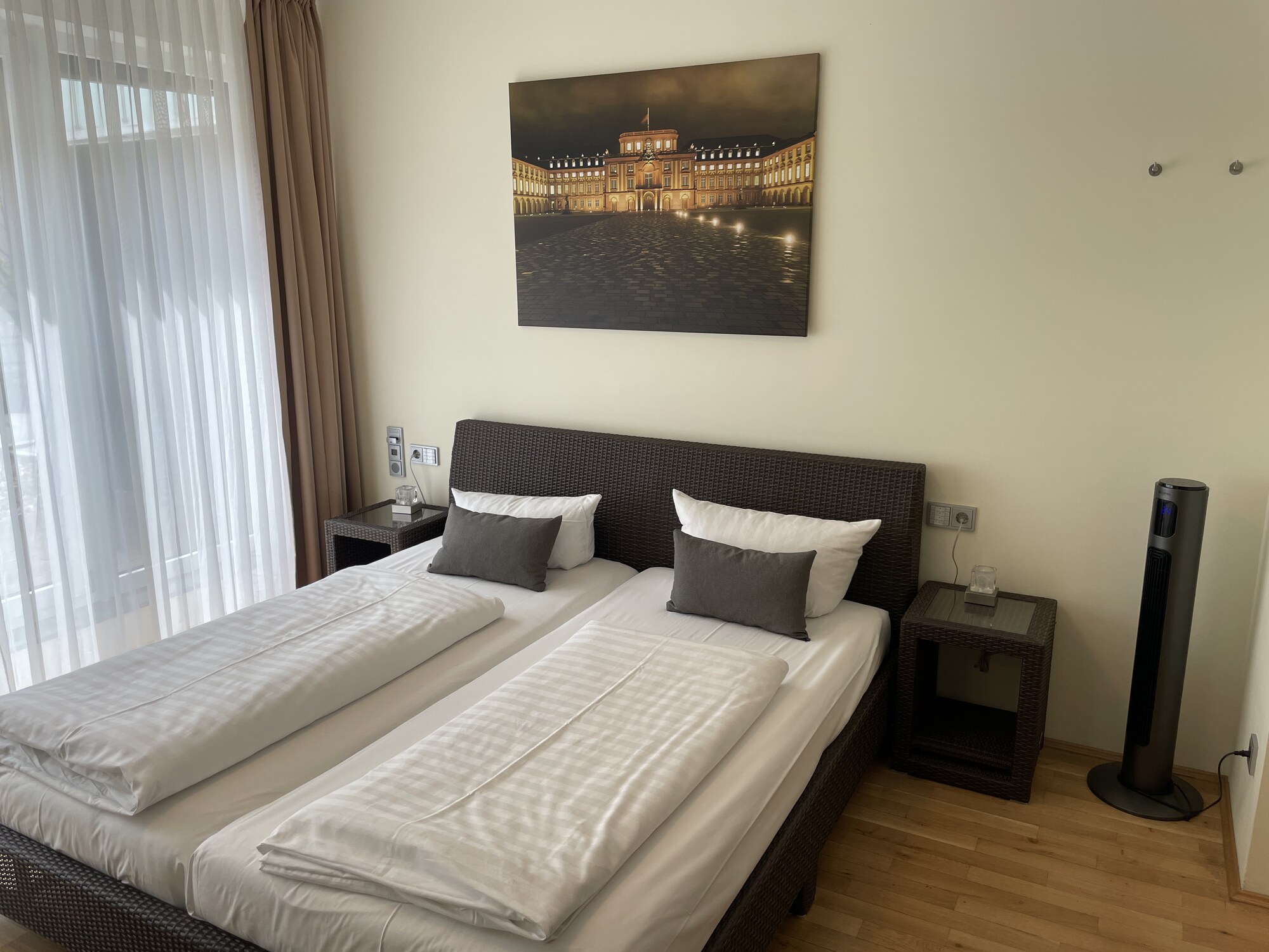 Schlafbereich mit Mannheimer Schloss als Wandbild